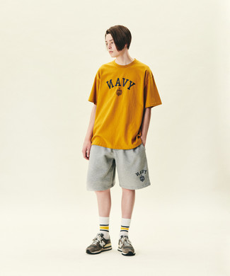 Tenue: T-shirt à col rond imprimé orange, Short de running gris, Chaussures de sport marron, Chaussettes à rayures horizontales blanches
