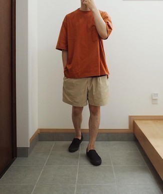Tenue: T-shirt à col rond orange, Short marron clair, Baskets à enfiler en toile noires