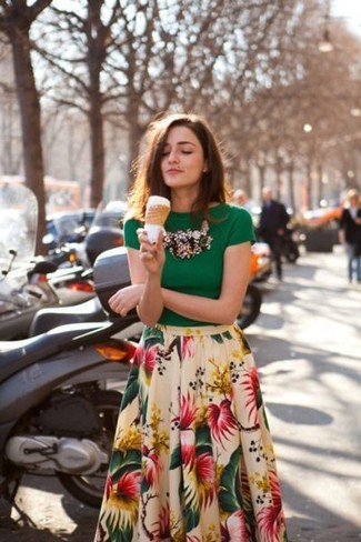 Comment porter un t-shirt à col rond vert menthe: Associer un t-shirt à col rond vert menthe avec une jupe mi-longue à fleurs beige est une option confortable pour faire des courses en ville.