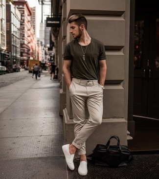 Comment porter des baskets à enfiler: Pense à harmoniser un t-shirt à col rond olive avec un pantalon chino beige pour obtenir un look relax mais stylé. Assortis ce look avec une paire de baskets à enfiler.