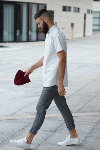 Comment porter un bonnet rouge: Pense à marier un t-shirt à col rond blanc avec un bonnet rouge pour un look idéal le week-end. Jouez la carte classique pour les chaussures et choisis une paire de baskets basses en cuir blanches.