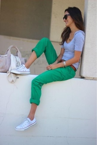 Tenue: T-shirt à col rond gris, Pantalon chino vert, Baskets basses blanches, Ceinture en cuir marron