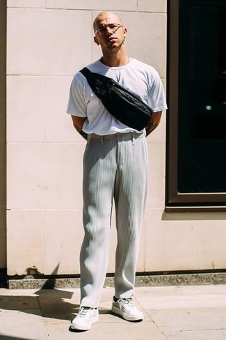 Tenue: T-shirt à col rond blanc, Pantalon chino à rayures verticales gris, Baskets basses en toile blanches, Sac banane en toile noir