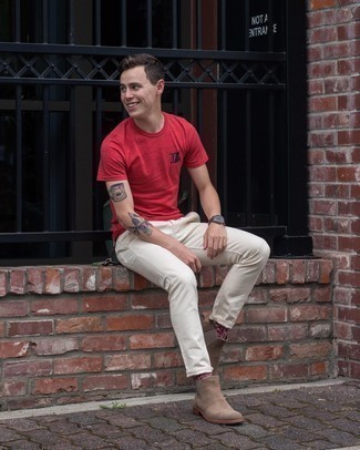 Comment porter un t-shirt rouge à 20 ans: Porte un t-shirt rouge et un pantalon chino blanc pour une tenue confortable aussi composée avec goût. D'une humeur créatrice? Assortis ta tenue avec une paire de bottines chelsea en daim marron clair.