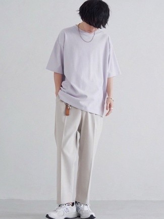 Comment porter un t-shirt à col rond violet clair: Harmonise un t-shirt à col rond violet clair avec un pantalon chino beige pour une tenue idéale le week-end. Pourquoi ne pas ajouter une paire de chaussures de sport blanches à l'ensemble pour une allure plus décontractée?