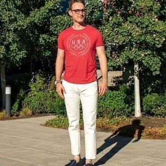 Comment porter des mocassins quand il fait très chaud: Essaie de marier un t-shirt à col rond imprimé rouge et blanc avec un pantalon chino blanc pour un look de tous les jours facile à porter. Choisis une paire de mocassins pour afficher ton expertise vestimentaire.