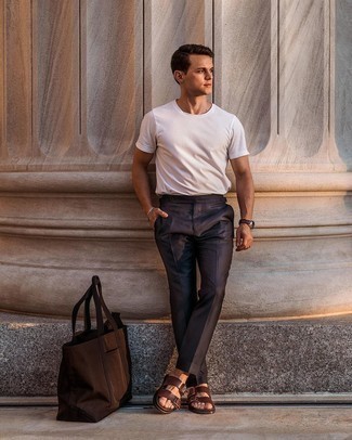 Comment porter un sac fourre-tout en toile marron à 30 ans: Porte un t-shirt à col rond blanc et un sac fourre-tout en toile marron pour une tenue relax mais stylée.
