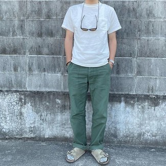 Tenue: T-shirt à col rond blanc, Pantalon chino vert foncé, Sandales en daim grises, Lunettes de soleil marron clair