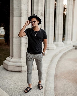 Comment porter un chapeau pour un style relax: Pense à porter un t-shirt à col rond noir et un chapeau pour une tenue relax mais stylée. Pourquoi ne pas ajouter une paire de sandales en cuir noires à l'ensemble pour une allure plus décontractée?