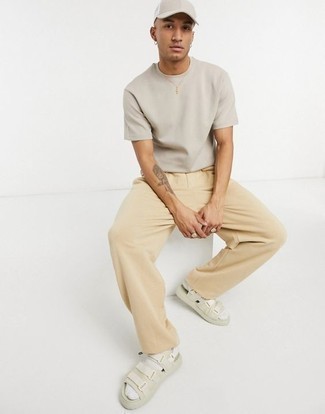 Tenue: T-shirt à col rond gris, Pantalon chino marron clair, Sandales en toile beiges, Casquette de base-ball blanche