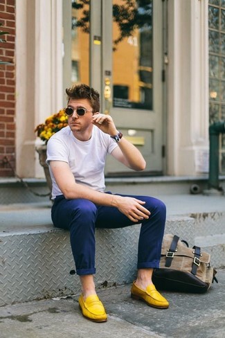 Comment porter un pantalon bleu marine pour un style decontractés quand il fait très chaud à 30 ans: Pense à harmoniser un t-shirt à col rond blanc avec un pantalon bleu marine pour un look de tous les jours facile à porter. Opte pour une paire de slippers en cuir moutarde pour afficher ton expertise vestimentaire.