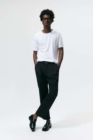 Comment porter des slippers noirs quand il fait très chaud à 20 ans: Pense à porter un t-shirt à col rond blanc et un pantalon chino noir pour une tenue idéale le week-end. Une paire de slippers noirs est une façon simple d'améliorer ton look.