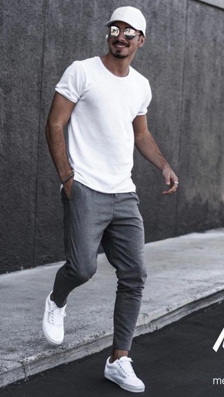 Tenue: T-shirt à col rond blanc, Pantalon de jogging gris, Baskets basses en toile blanches, Casquette de base-ball noire