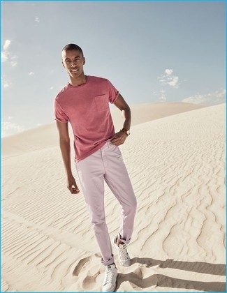 Comment porter des baskets basses blanches: Opte pour un t-shirt à col rond rose avec un pantalon chino rose pour affronter sans effort les défis que la journée te réserve. Termine ce look avec une paire de baskets basses blanches.