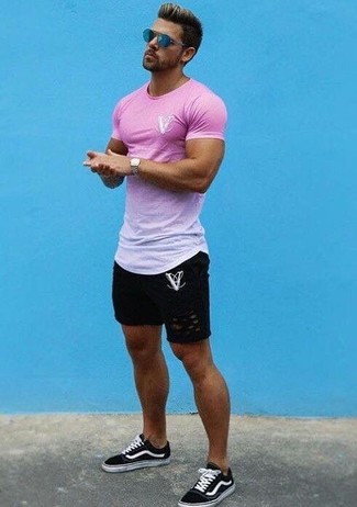 Un short à porter avec un t-shirt à col rond rose pour un style relax: Associe un t-shirt à col rond rose avec un short pour un look confortable et décontracté. Complète ce look avec une paire de baskets basses en toile noires et blanches.
