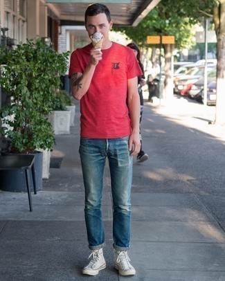 Comment porter un t-shirt rouge à 20 ans: Pense à harmoniser un t-shirt rouge avec un jean déchiré bleu pour un look idéal le week-end. D'une humeur audacieuse? Complète ta tenue avec une paire de baskets montantes en toile blanches.