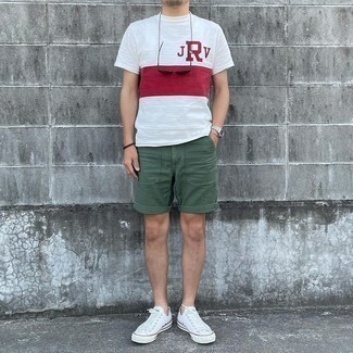 Tenue: T-shirt à col rond imprimé blanc et rouge, Short vert foncé, Baskets basses en toile blanches, Lunettes de soleil marron foncé