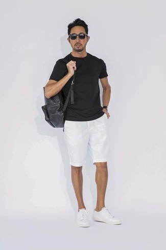 Tenue: T-shirt à col rond noir, Short blanc, Baskets basses en cuir blanches, Sac à dos en cuir gris foncé