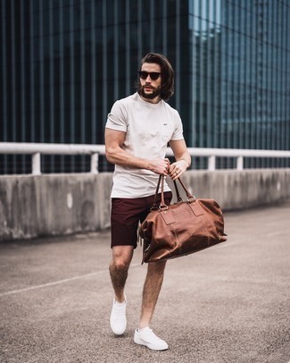 Comment porter un grand sac en cuir marron: Pense à associer un t-shirt à col rond blanc avec un grand sac en cuir marron pour une tenue idéale le week-end. Rehausse cet ensemble avec une paire de baskets basses en toile blanches.
