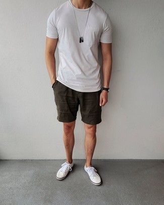 Tenue: T-shirt à col rond blanc, Short marron foncé, Baskets basses en toile blanches, Montre en cuir noire