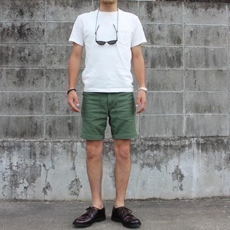 Tenue: T-shirt à col rond blanc, Short olive, Chaussures derby en cuir bordeaux, Lunettes de soleil olive
