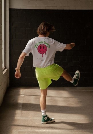 Tenue: T-shirt à col rond imprimé blanc, Short de running chartreuse, Baskets montantes en toile vert foncé, Montre en cuir marron clair