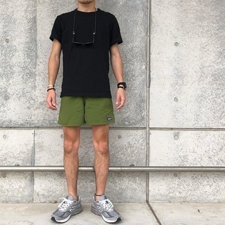 Comment porter un short de running olive: Harmonise un t-shirt à col rond noir avec un short de running olive pour une tenue relax mais stylée. Une paire de chaussures de sport grises est une option judicieux pour complèter cette tenue.