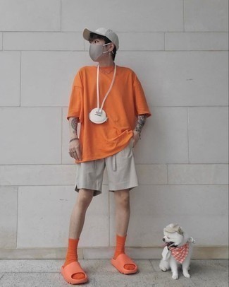Comment porter un short gris: Pense à opter pour un t-shirt à col rond orange et un short gris pour une tenue idéale le week-end. Jouez la carte décontractée pour les chaussures et fais d'une paire de sandales en caoutchouc orange ton choix de souliers.