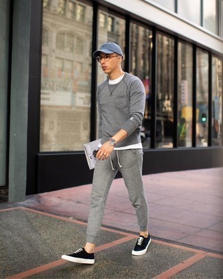 Comment porter un survêtement gris à 30 ans: Choisis pour le confort dans un survêtement gris et un t-shirt à col rond blanc. Une paire de baskets basses en toile noires et blanches est une façon simple d'améliorer ton look.