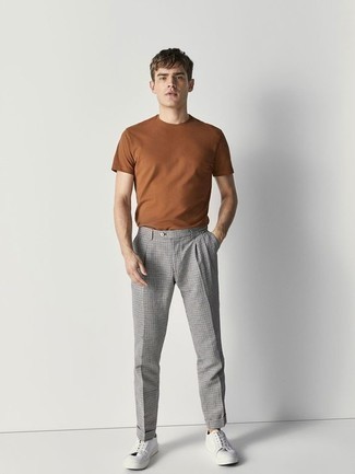 Tenue: T-shirt à col rond tabac, Pantalon chino à carreaux gris, Baskets basses en toile blanches