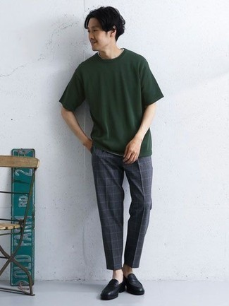 Tenue: T-shirt à col rond vert foncé, Pantalon chino à carreaux gris foncé, Slippers en cuir noirs