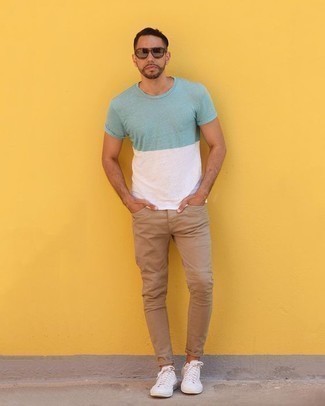 Comment porter un jean beige: Associe un t-shirt à col rond vert menthe avec un jean beige pour obtenir un look relax mais stylé. Cette tenue est parfait avec une paire de baskets basses en toile blanches.