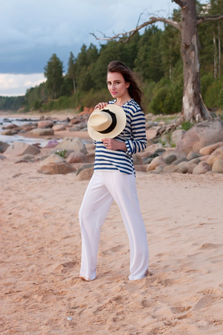 Comment porter un chapeau de paille beige: Porte un t-shirt à manche longue à rayures horizontales blanc et bleu marine et un chapeau de paille beige pour une tenue idéale le week-end.