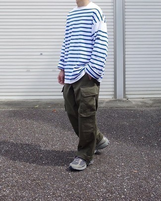 Tenue: T-shirt à manche longue à rayures horizontales blanc et bleu, Pantalon cargo olive, Chaussures de sport grises