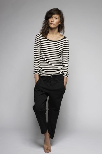 Comment porter un pantalon chino noir: Marie un t-shirt à manche longue à rayures horizontales blanc et noir avec un pantalon chino noir pour obtenir un look relax mais stylé.