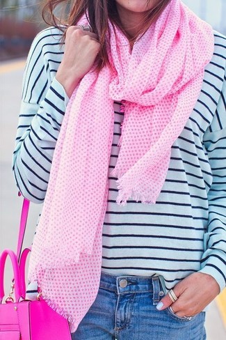 Comment porter un sac bandoulière en cuir rose: Pense à harmoniser un t-shirt à manche longue à rayures horizontales blanc et bleu marine avec un sac bandoulière en cuir rose pour une tenue idéale le week-end.