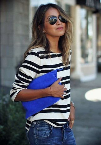 Comment porter un sac bleu marine: Porte un t-shirt à manche longue à rayures horizontales blanc et noir et un sac bleu marine pour un look confortable et décontracté.