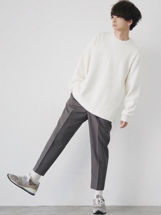 Tenue: T-shirt à manche longue blanc, Pantalon chino gris foncé, Chaussures de sport grises, Chaussettes blanches