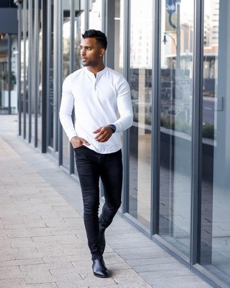 Comment porter un jean skinny noir: Pense à associer un t-shirt à manche longue et col boutonné blanc avec un jean skinny noir pour une tenue relax mais stylée. Habille ta tenue avec une paire de bottines chelsea en cuir noires.
