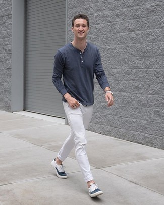 Comment porter un jean skinny avec des baskets basses à 20 ans: Essaie d'harmoniser un t-shirt à manche longue et col boutonné bleu marine avec un jean skinny pour un look idéal le week-end. D'une humeur audacieuse? Complète ta tenue avec une paire de baskets basses.