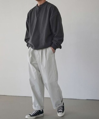 Tenue: T-shirt à manche longue et col boutonné gris foncé, Pantalon chino blanc, Baskets montantes en toile noires et blanches