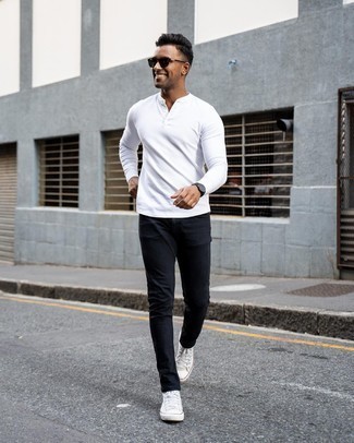 Comment porter un jean noir: Choisis un t-shirt à manche longue et col boutonné blanc et un jean noir pour une tenue confortable aussi composée avec goût. D'une humeur audacieuse? Complète ta tenue avec une paire de baskets montantes en toile blanches.
