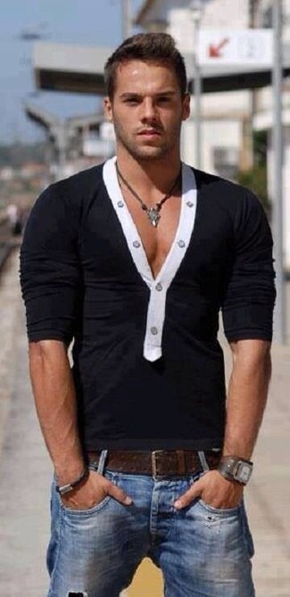 Un jean skinny à porter avec un t-shirt à manche longue et col boutonné noir et blanc: Essaie d'associer un t-shirt à manche longue et col boutonné noir et blanc avec un jean skinny pour un look confortable et décontracté.