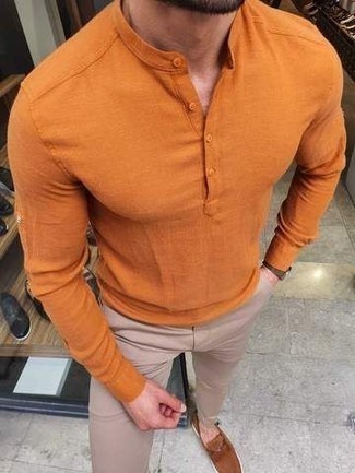 Comment porter un t-shirt à manche longue et col boutonné orange: Harmonise un t-shirt à manche longue et col boutonné orange avec un pantalon chino beige pour un look de tous les jours facile à porter. Jouez la carte classique pour les chaussures et termine ce look avec une paire de slippers en cuir marron.