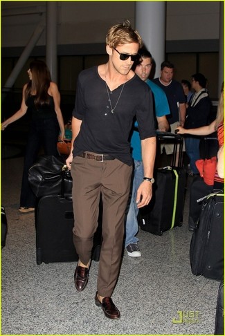 Tenue de Ryan Gosling: T-shirt à manche longue et col boutonné noir, Pantalon de costume marron, Slippers en cuir marron foncé, Ceinture en cuir marron