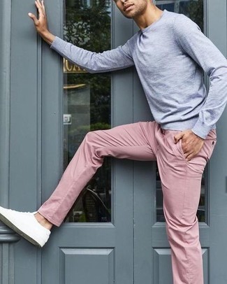 Comment porter un t-shirt à manche longue gris: Essaie d'associer un t-shirt à manche longue gris avec un pantalon chino rose pour une tenue idéale le week-end. Termine ce look avec une paire de baskets basses en toile blanches.
