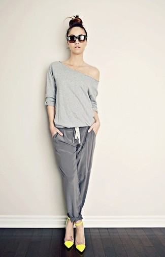 Tenue: T-shirt à manche longue gris, Pantalon style pyjama en soie gris, Escarpins en cuir jaunes