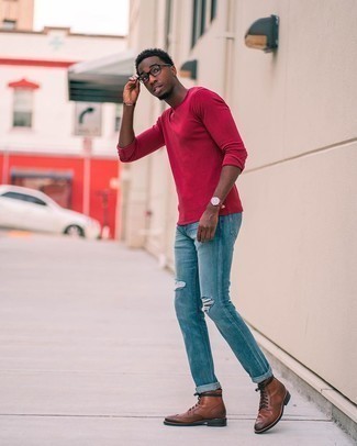 Comment porter des bottes brogue en cuir marron: Harmonise un t-shirt à manche longue rouge avec un jean skinny déchiré bleu clair pour un look confortable et décontracté. Jouez la carte classique pour les chaussures et opte pour une paire de bottes brogue en cuir marron.