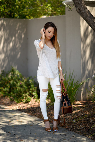Comment porter un jean skinny blanc: Pense à associer un t-shirt à manche longue blanc avec un jean skinny blanc pour une tenue idéale le week-end. Termine ce look avec une paire de sandales à talons en cuir marron.