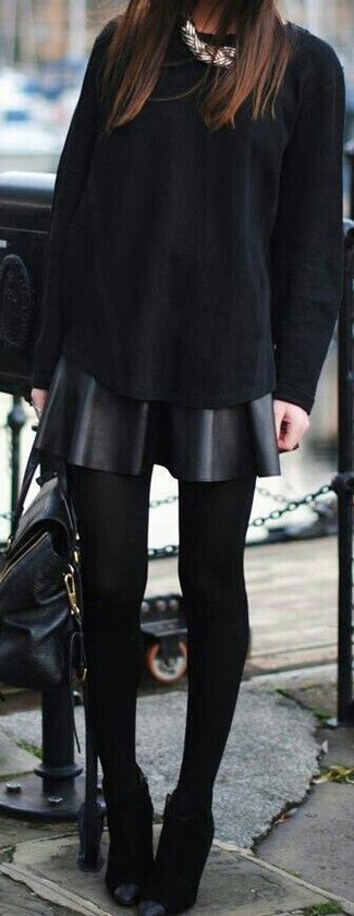Comment porter une jupe patineuse en cuir noire: Harmonise un t-shirt à manche longue noir avec une jupe patineuse en cuir noire pour affronter sans effort les défis que la journée te réserve. Complète ce look avec une paire de bottines en daim noires.